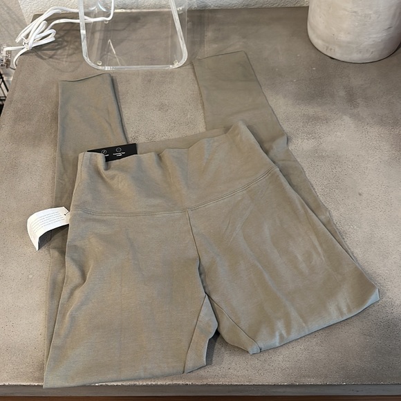 Aritzia TNA Chill High Rise Leggings - Picture 5 of 10